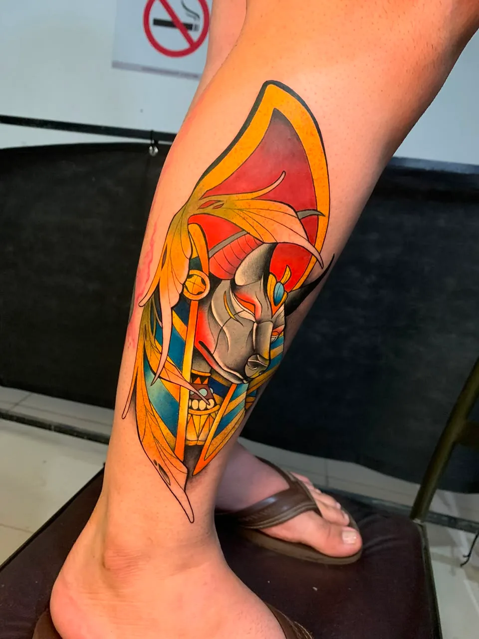Tatuagem colorida de cavaleiro dourado na perna